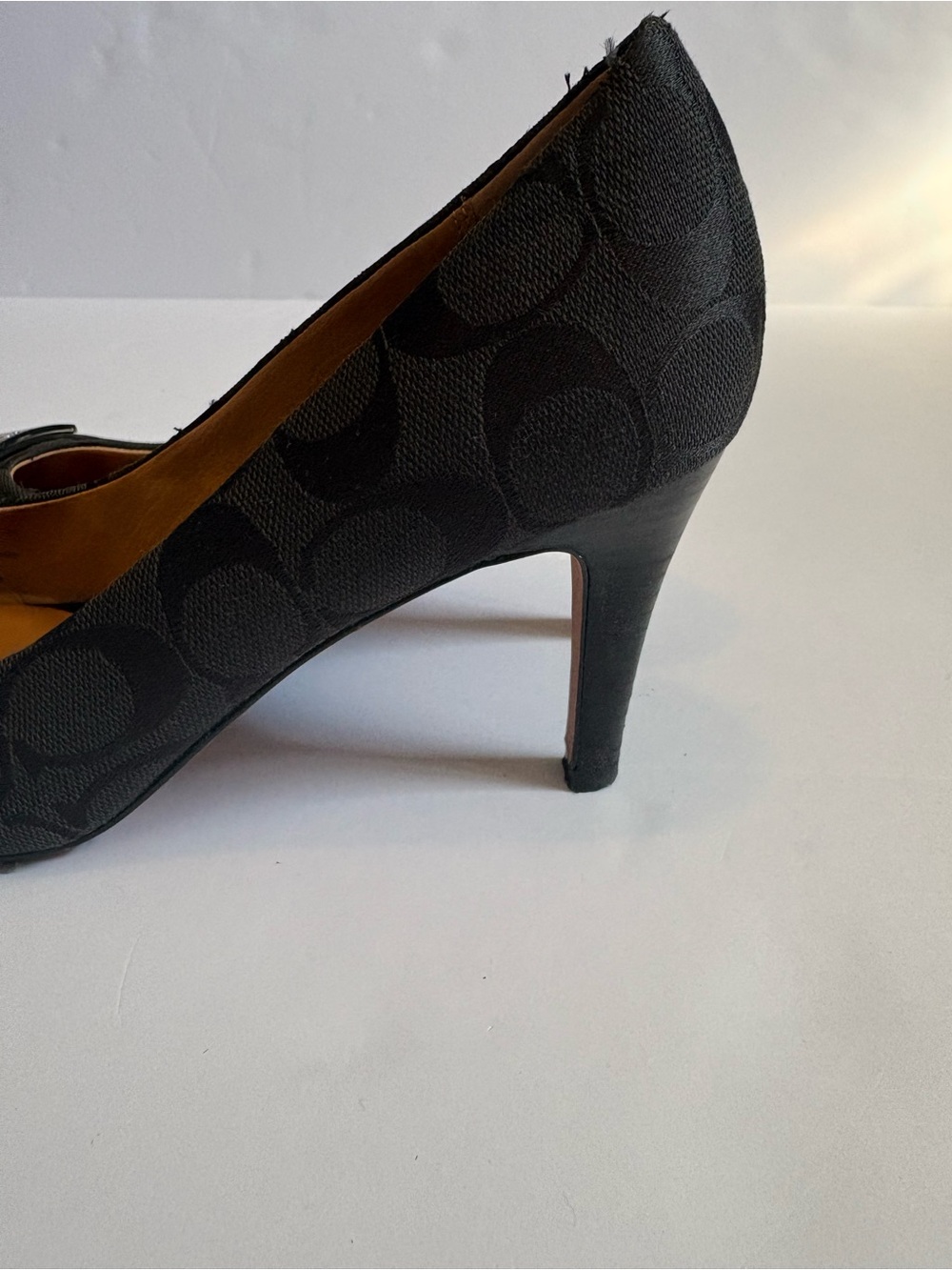 Coach Whitney Black Monogram Canvas & Leather Buckle Plaque Pumps Heels Sz 8. - Picture 5 of 11